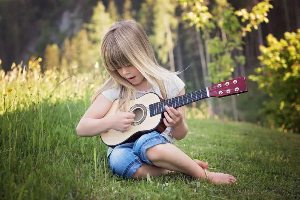 ילדה מנגנת